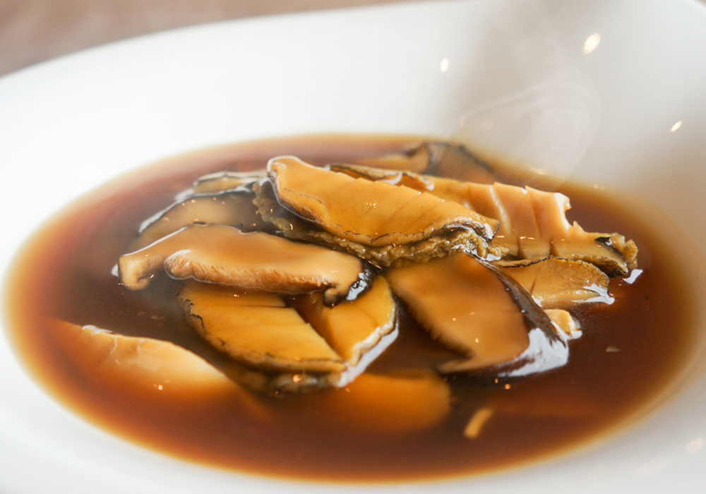 海の宝珠、蝦夷鮑のオイスターソース煮