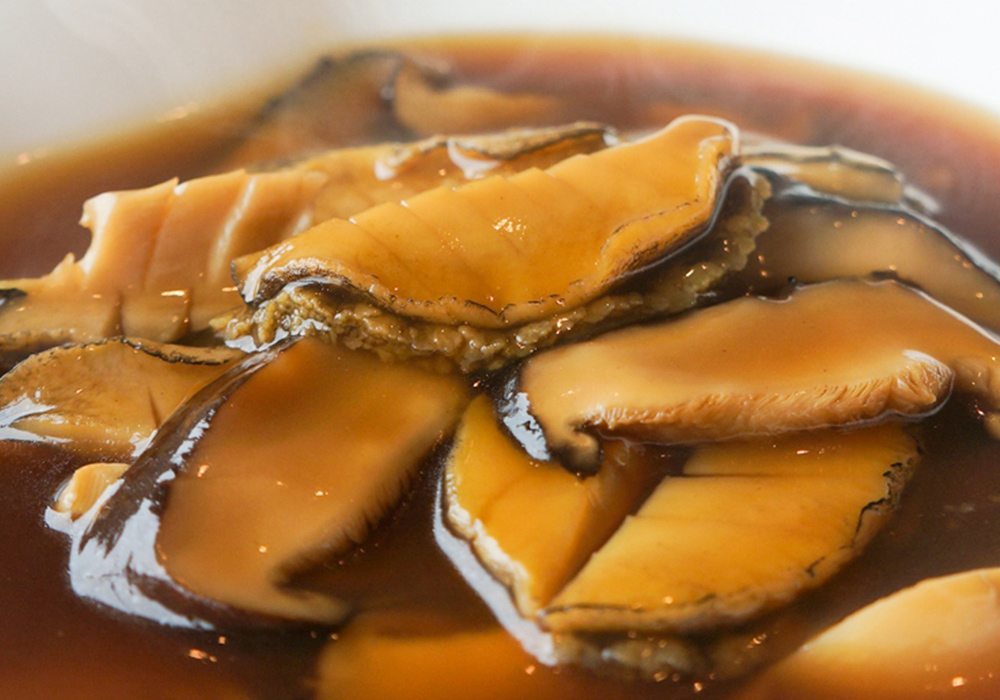 海の宝珠、蝦夷鮑のオイスターソース煮