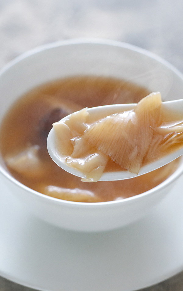 「きのこの女王」と称される衣笠茸とフカヒレをじっくり蒸しあげました